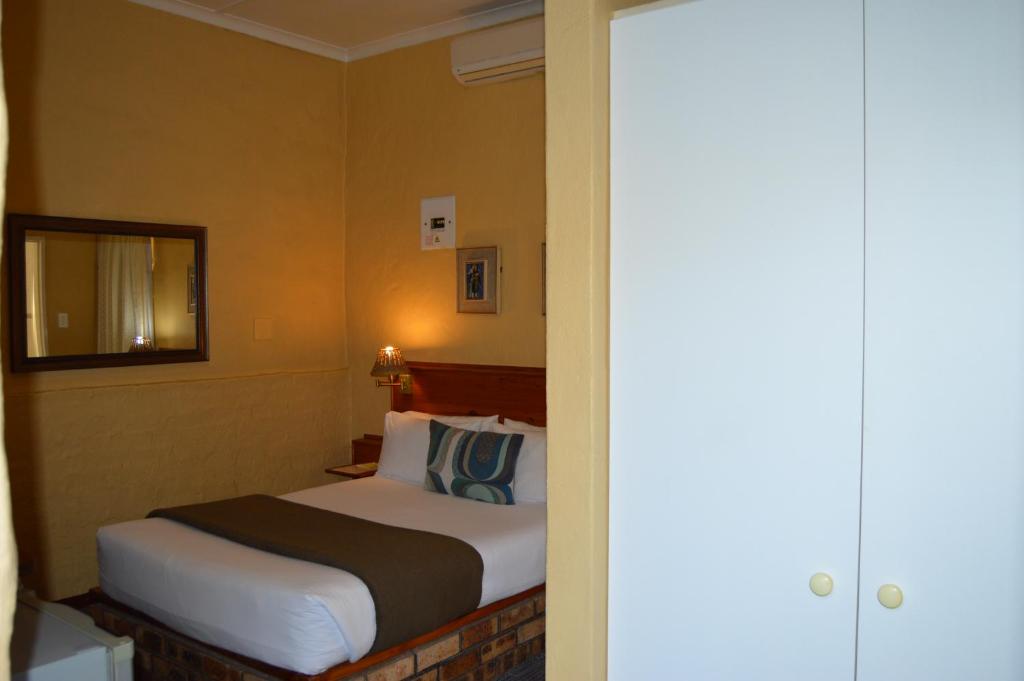 Postel nebo postele na pokoji v ubytování Ascot Inn