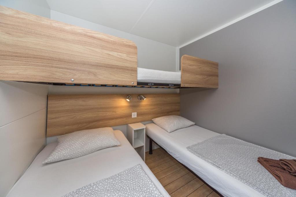 Postel nebo postele na pokoji v ubytování Mobile Homes Crystal