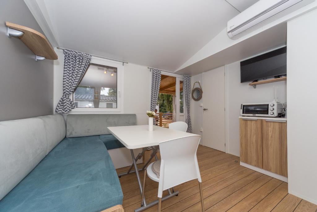 Kuchyň nebo kuchyňský kout v ubytování Mobile Homes Crystal