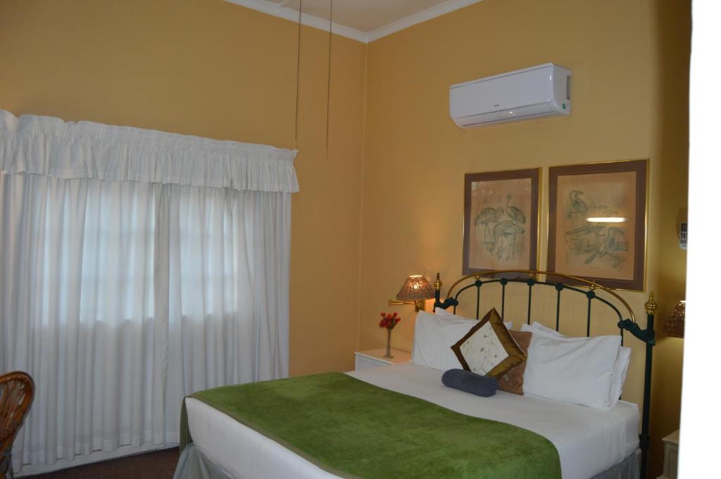 Postel nebo postele na pokoji v ubytování Ascot Inn