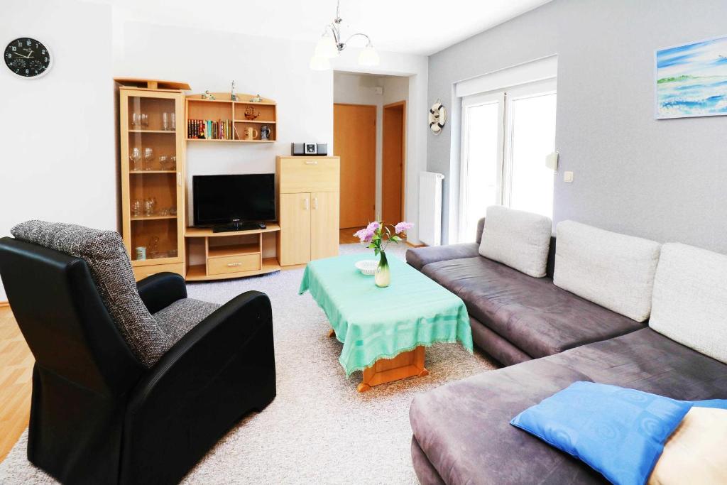 a living room with a couch and a table at Fewo Urlaubsidyll 2 in Ostseebad Karlshagen