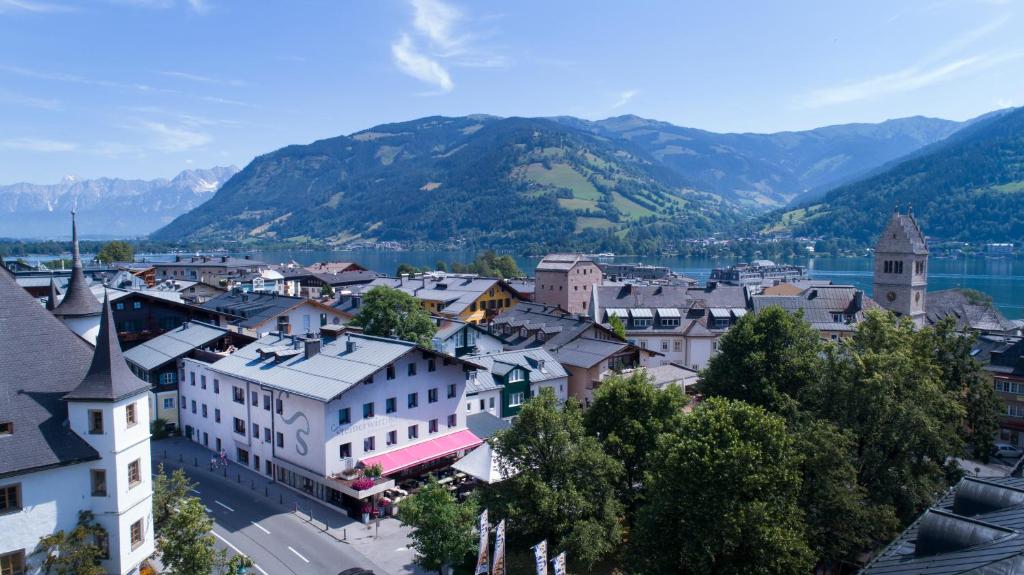 ツェル・アム・ゼーにあるHotel Steinerwirt1493の山を背景にした町の景色