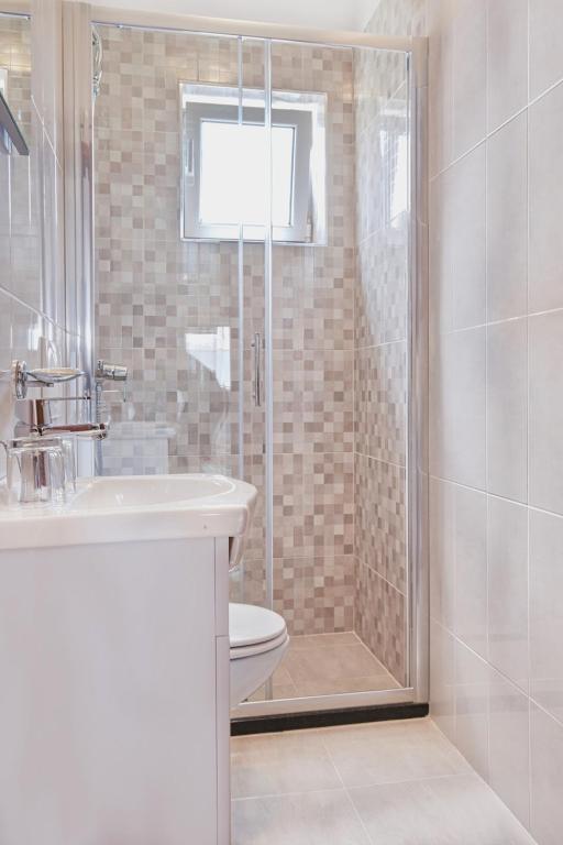 łazienka z prysznicem, toaletą i umywalką w obiekcie Villa Sveta Eufemija - Bed and breakfast w Rovinj
