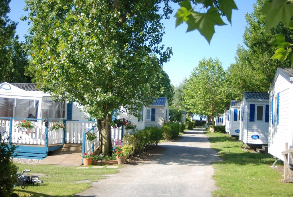 une rangée de cottages dans une rue dans l'établissement Camping MON CALME, à Piriac-sur-Mer