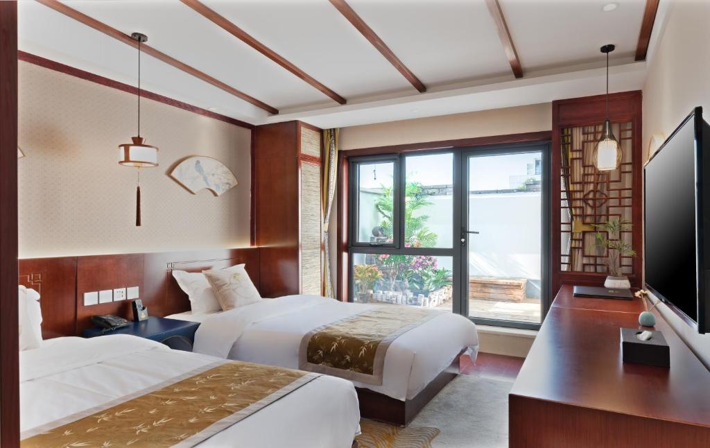 Chinese Culture Boutique Hotel-Tangfu,Traditional Chinese Theme,Heart of Beijing,Near Forbidden City,Tiananmen Square,Hutongs,Metro Access,Free Coffee,tea,Laundry的电视和/或娱乐中心