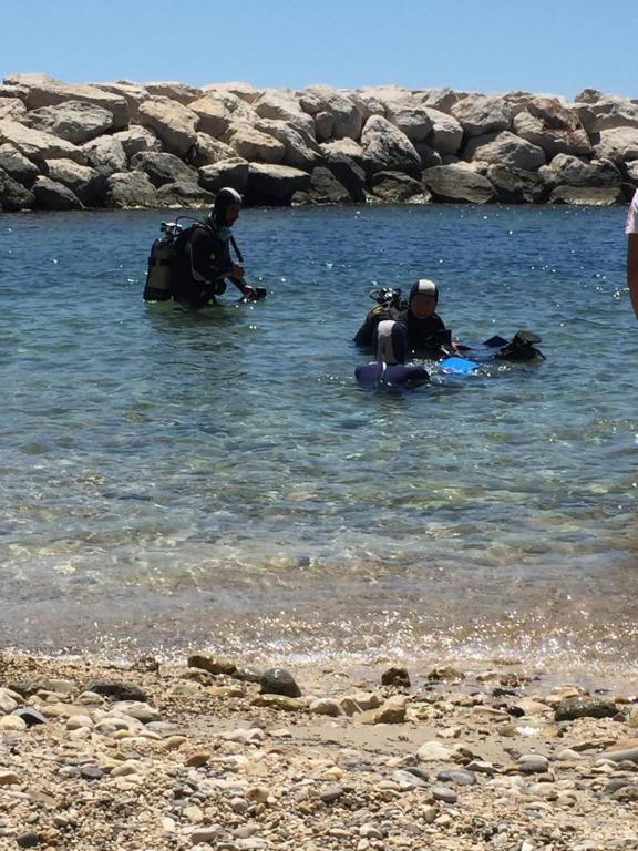 カリー・ル・ルエにある200m de la plage ,3mn du port à 50m du centre villeの筏上二人