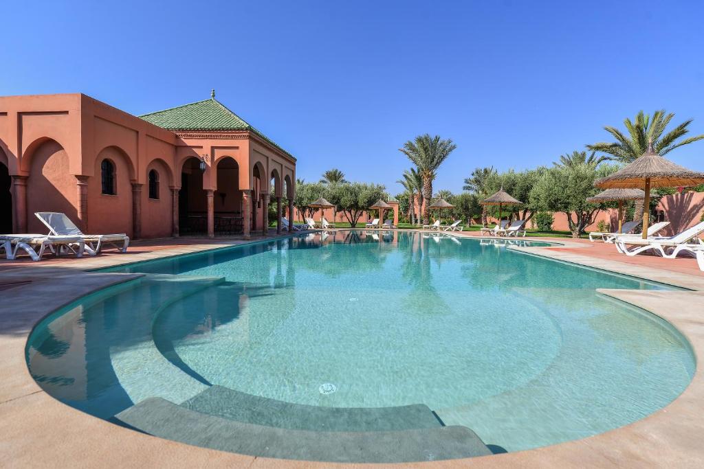 une grande piscine dans un complexe dans l'établissement Maison Ayda, à Marrakech