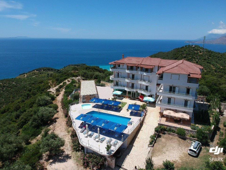 an aerial view of a building with a swimming pool at Hotel Vila Kafe in Lukovë