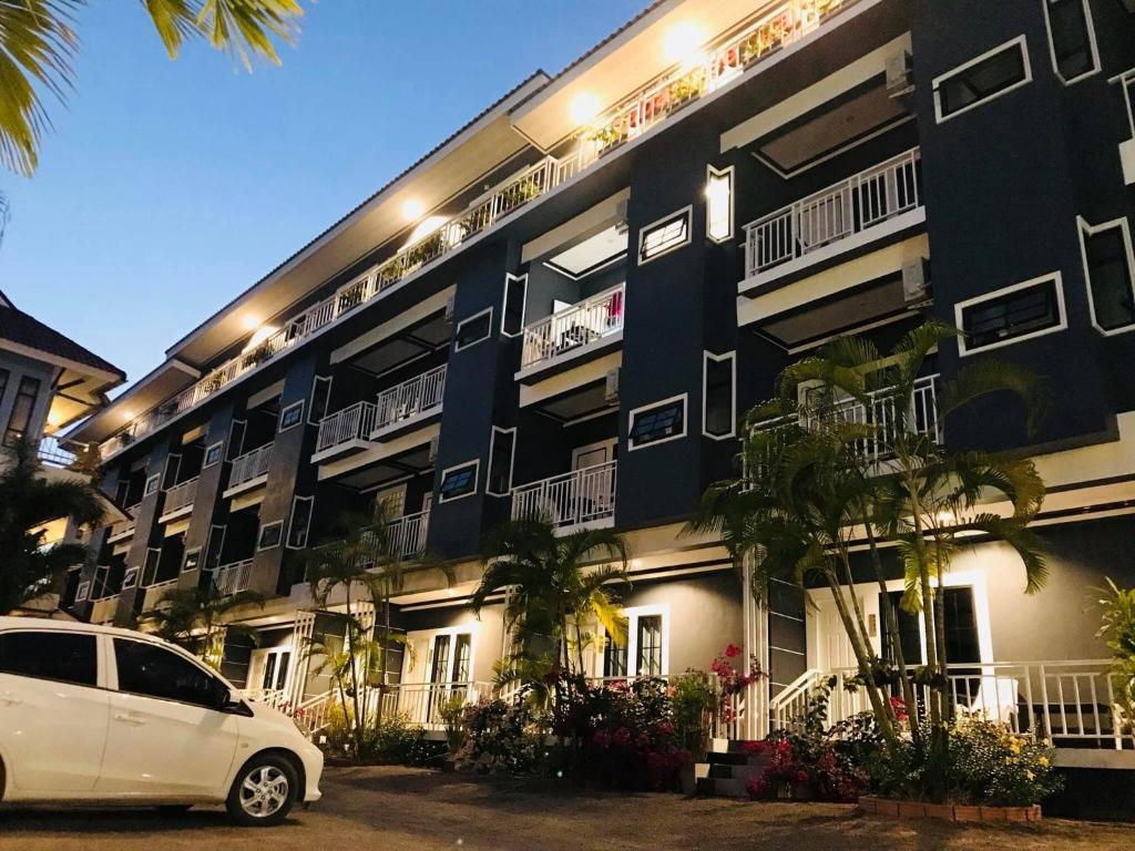 a white car parked in front of a building at Sabaidee mansion&hotel in Ko Lanta