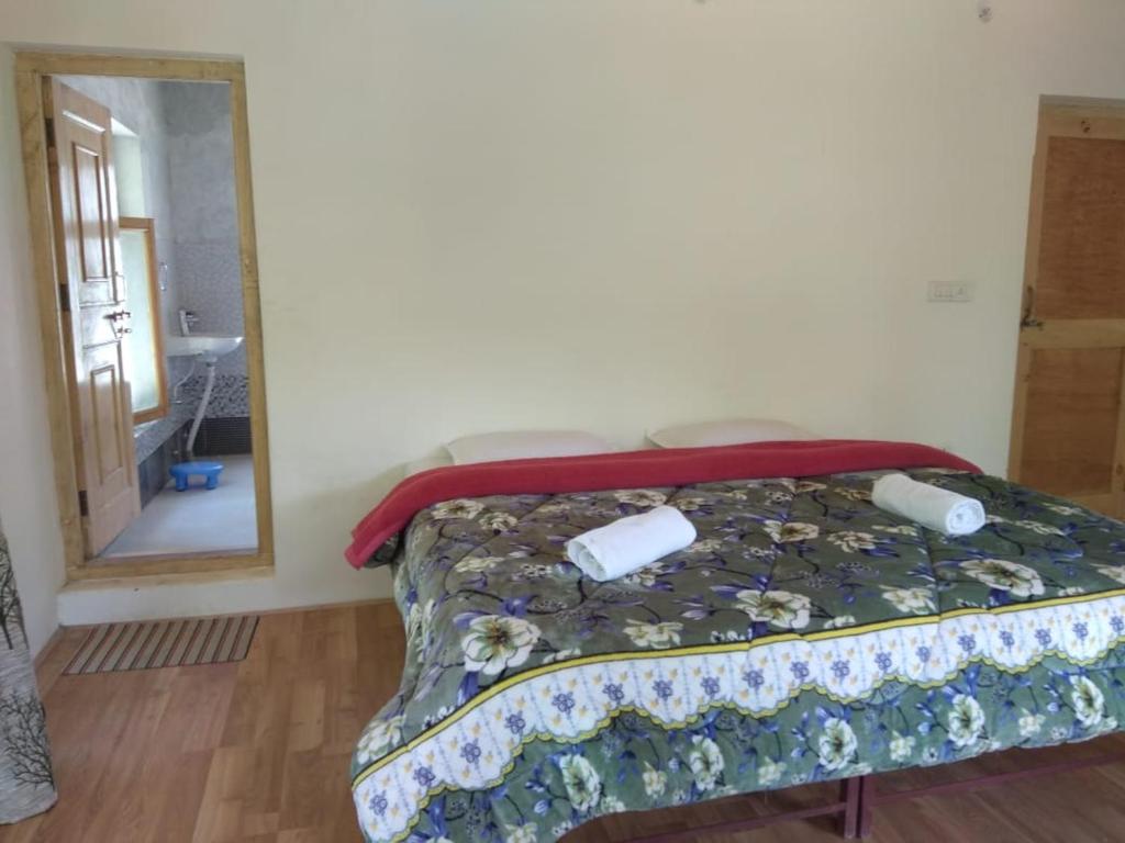 Postel nebo postele na pokoji v ubytování Chosdup Guest House