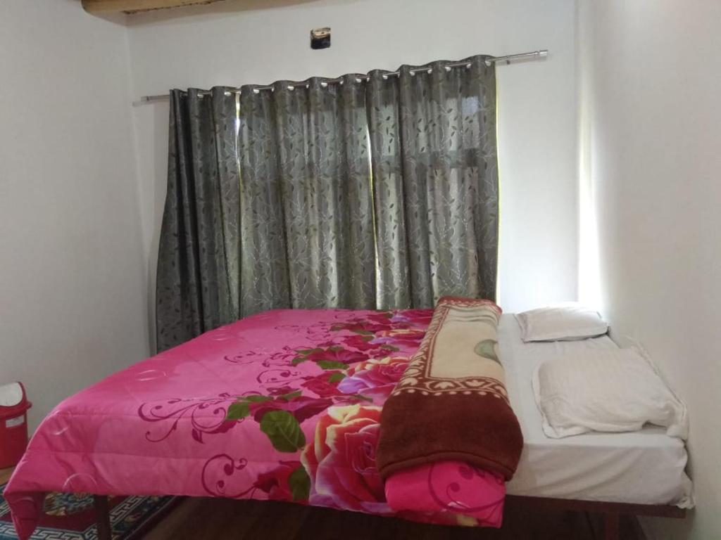 Postel nebo postele na pokoji v ubytování Chosdup Guest House