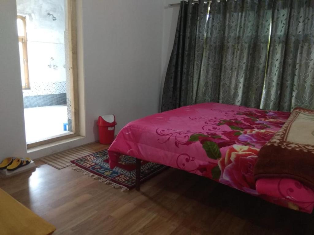 Postel nebo postele na pokoji v ubytování Chosdup Guest House