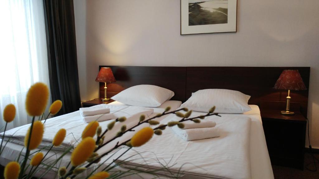 Postel nebo postele na pokoji v ubytování Hotel Xantener Eck