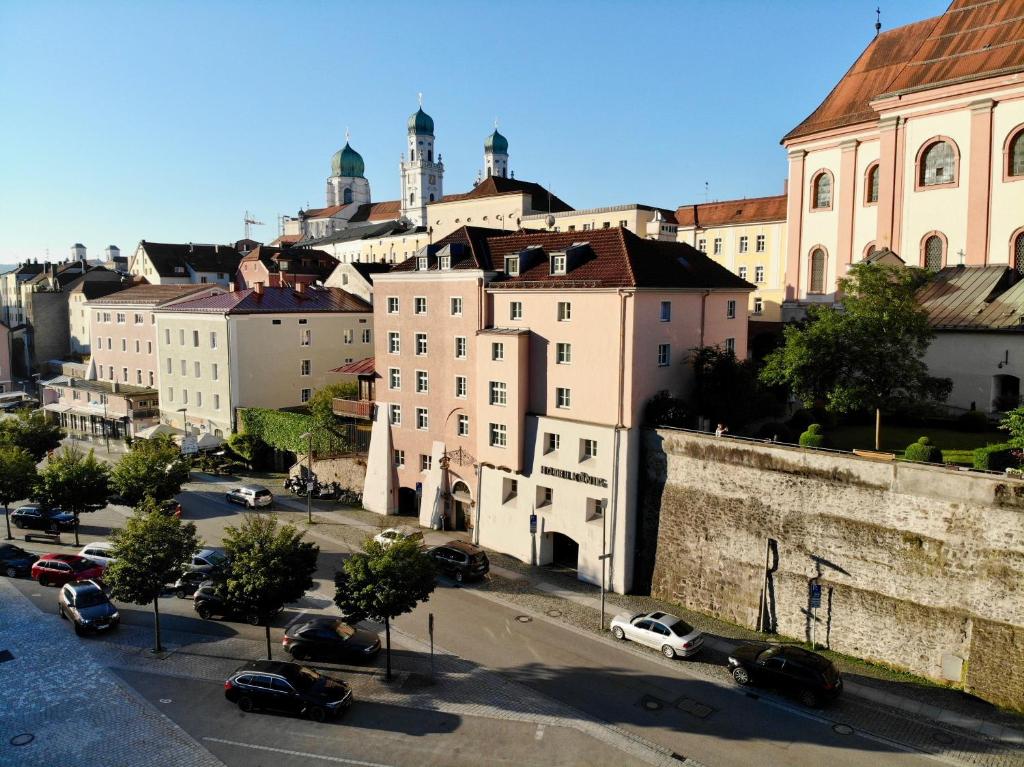 Nespecifikovaný výhled na destinaci Pasov nebo výhled na město při pohledu z hotelu