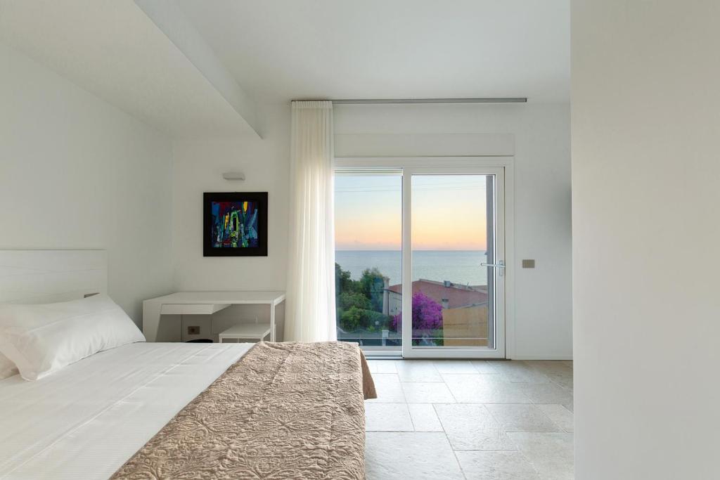 Een bed of bedden in een kamer bij Scissure Sea Suite