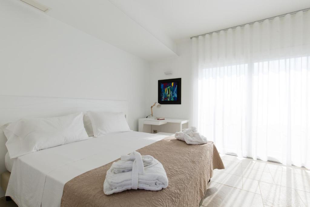 Een bed of bedden in een kamer bij Scissure Sea Suite