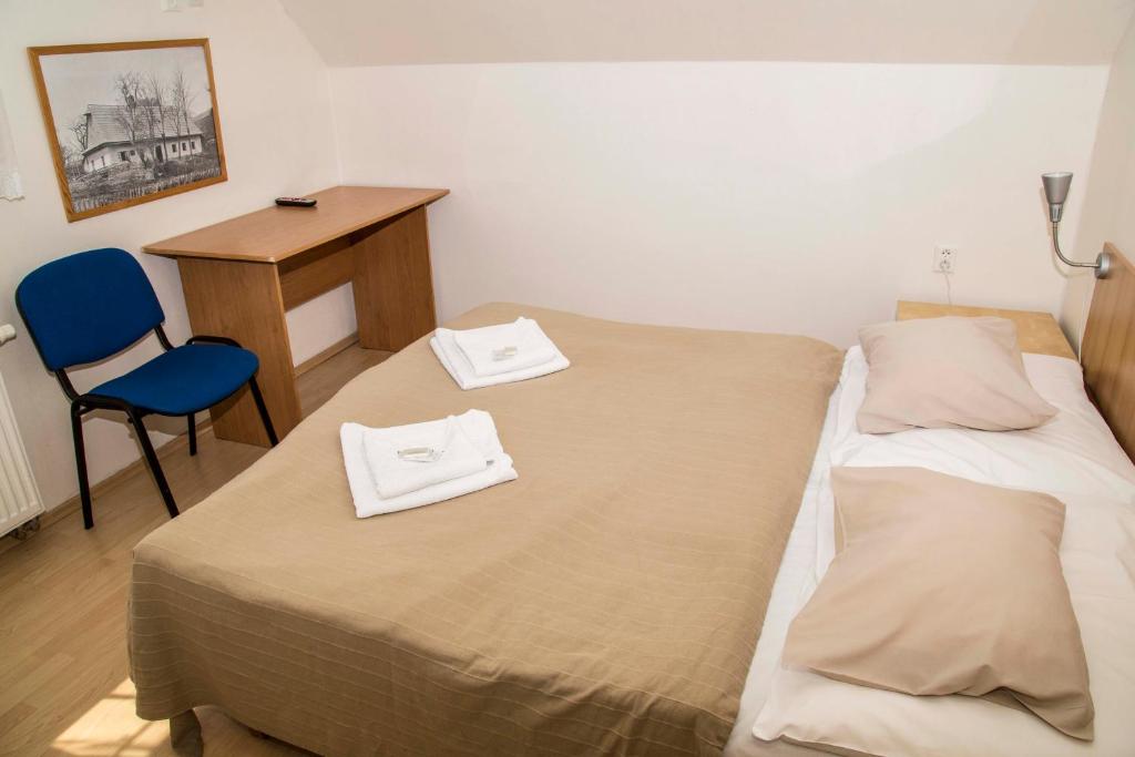 Postel nebo postele na pokoji v ubytování hotel U lip Trojanovice