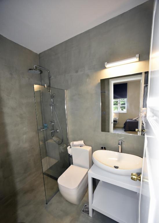A bathroom at Olive Press Hotel & Apartments