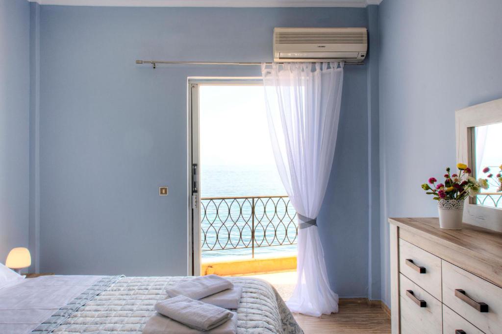 Postel nebo postele na pokoji v ubytování T8 APARTMENT ON THE BEACH