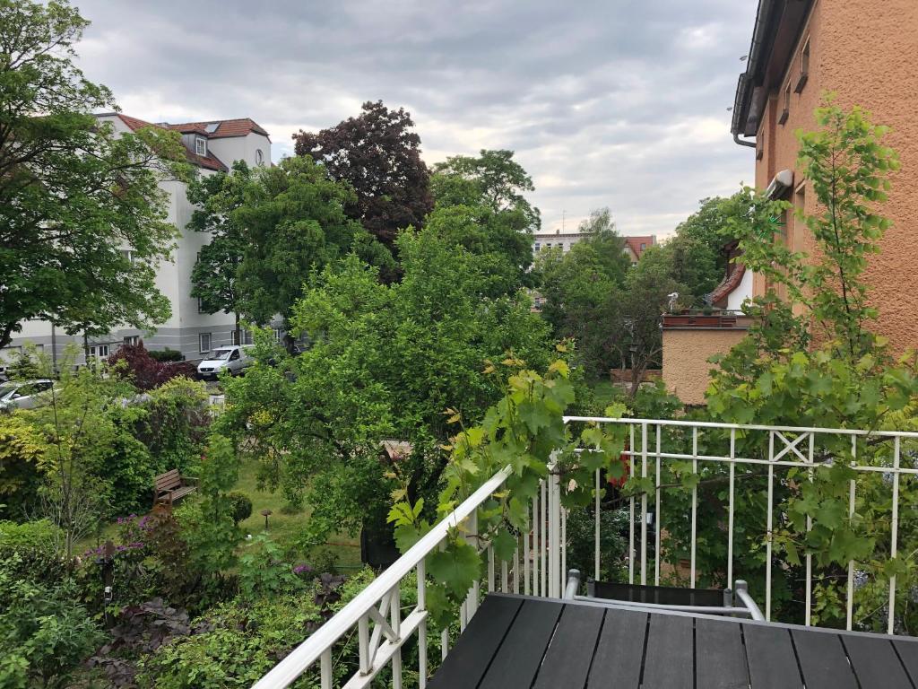 a balcony with a view of a garden at Lioba Drescher Hendel in Berlin