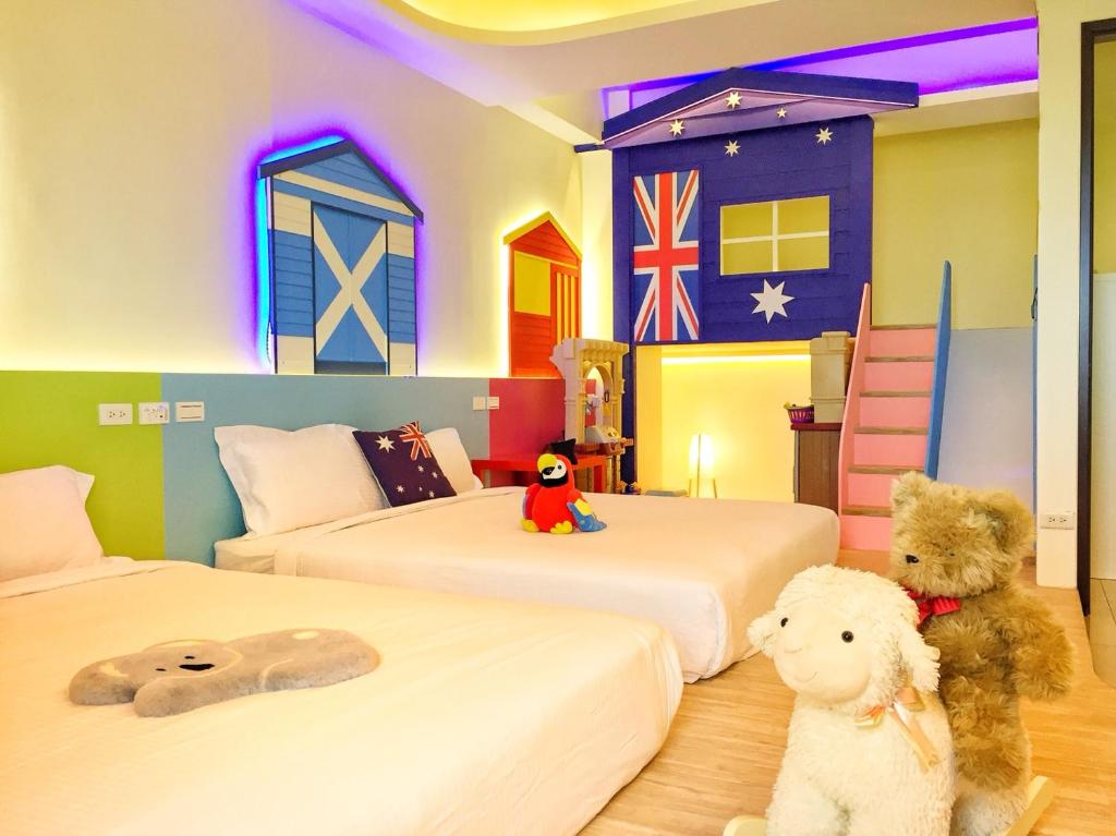 A bed or beds in a room at 澳玩客電梯民宿