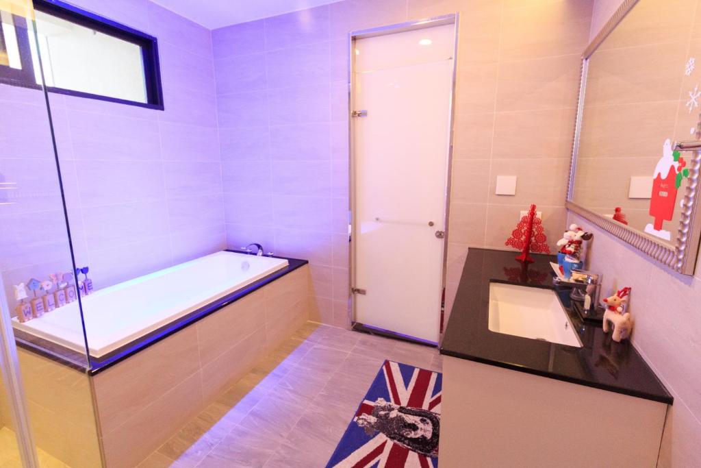 A bathroom at 澳玩客電梯民宿