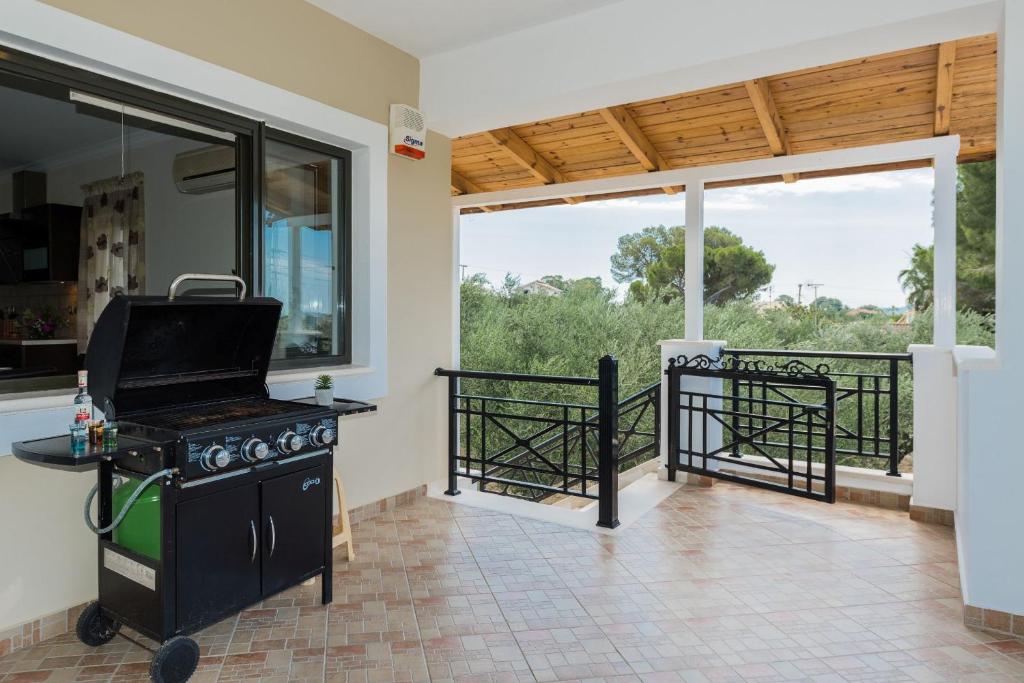 A balcony or terrace at V and H House - Cozy & Ideal for Families, by ZanteWize