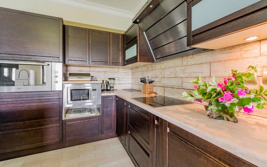 A kitchen or kitchenette at V and H House - Cozy & Ideal for Families, by ZanteWize