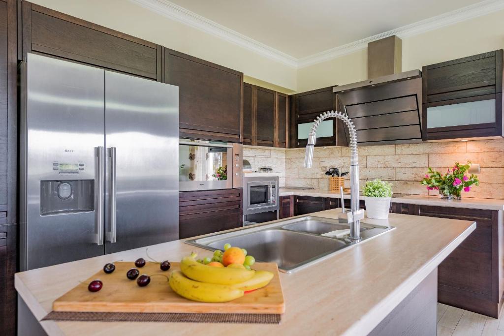 A kitchen or kitchenette at V and H House - Cozy & Ideal for Families, by ZanteWize