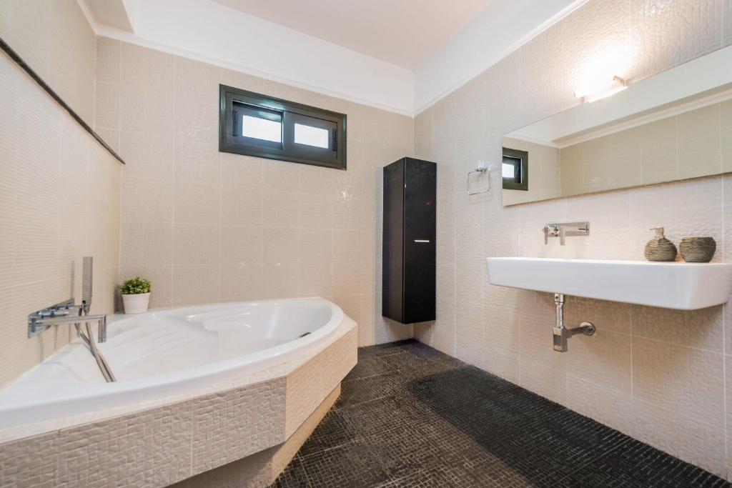 A bathroom at V and H House - Cozy & Ideal for Families, by ZanteWize