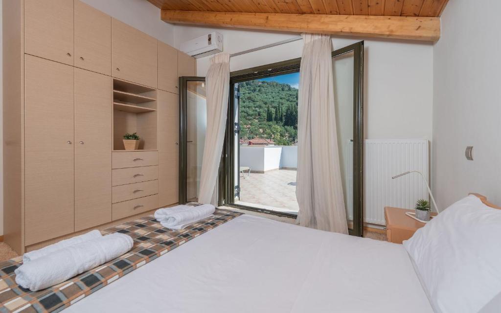 A bed or beds in a room at V and H House - Cozy & Ideal for Families, by ZanteWize