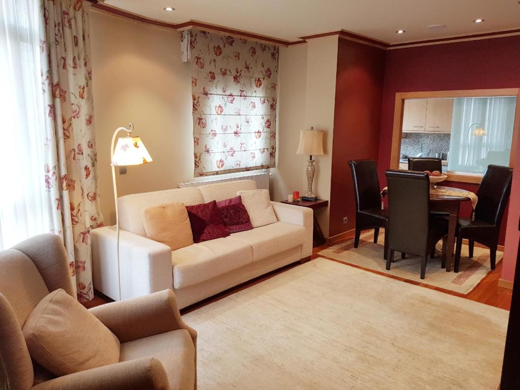 sala de estar con sofá y comedor en Pontevedra Luxury Apartment, en Pontevedra