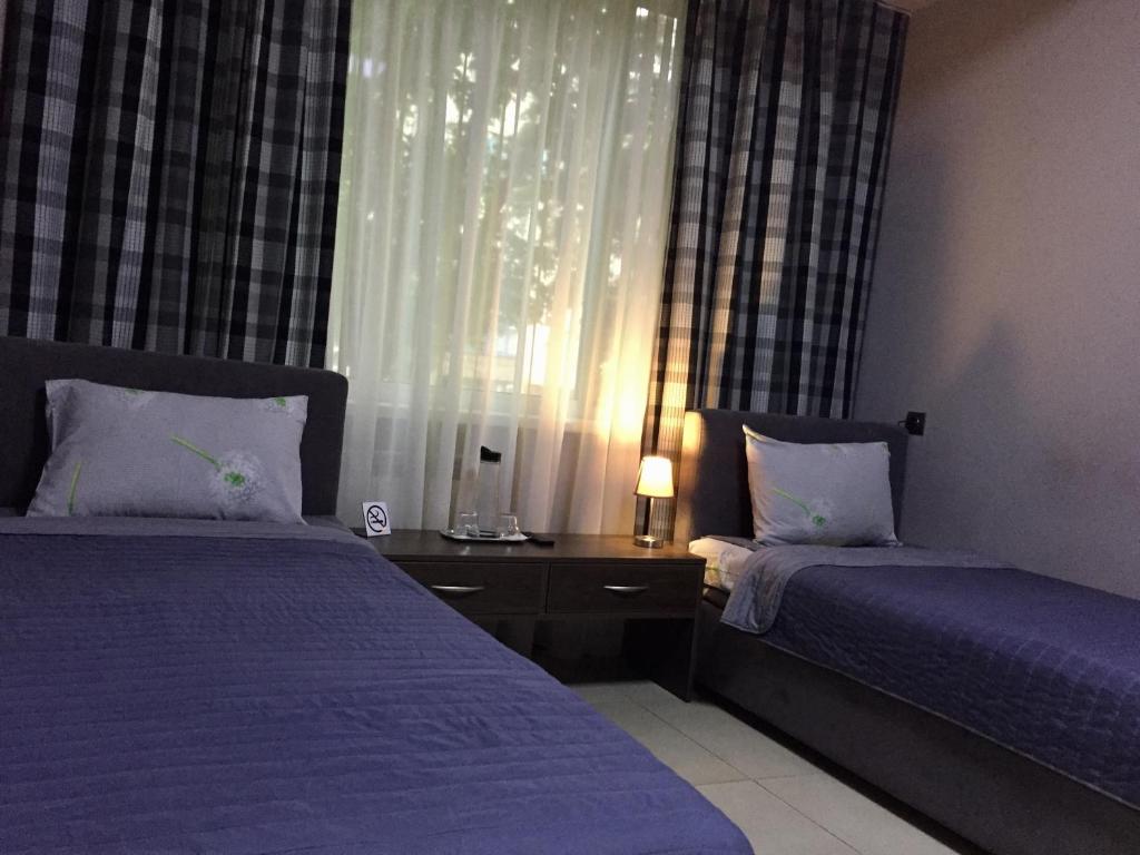 Postel nebo postele na pokoji v ubytování Westend Hotel Kyiv