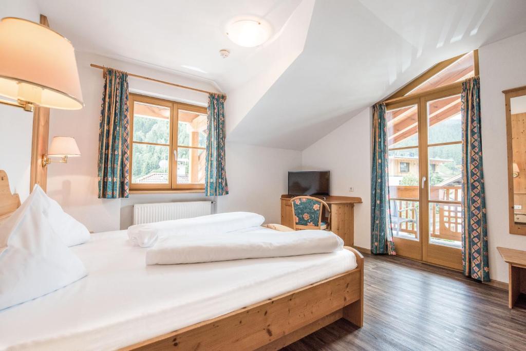 Postel nebo postele na pokoji v ubytování Hotel Rosenheim