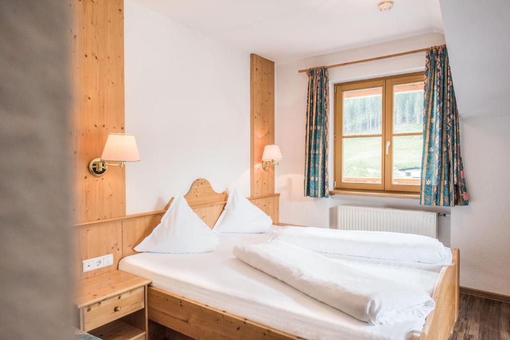 Postel nebo postele na pokoji v ubytování Hotel Rosenheim