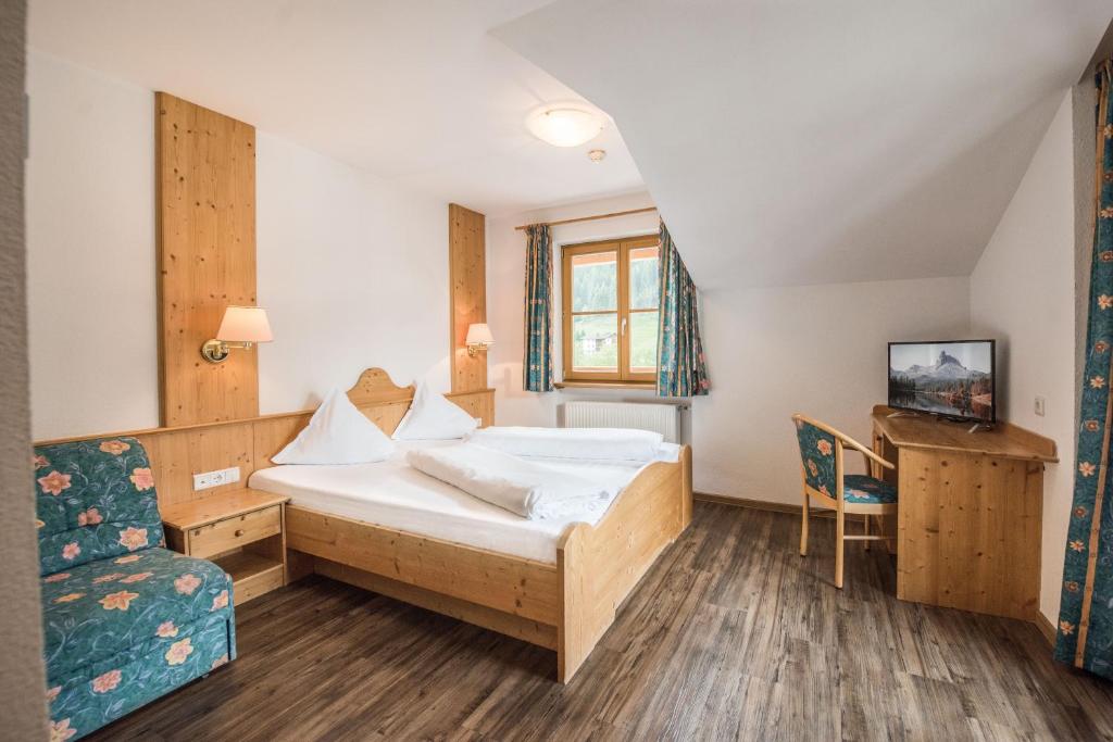 Uma cama ou camas num quarto em Hotel Rosenheim
