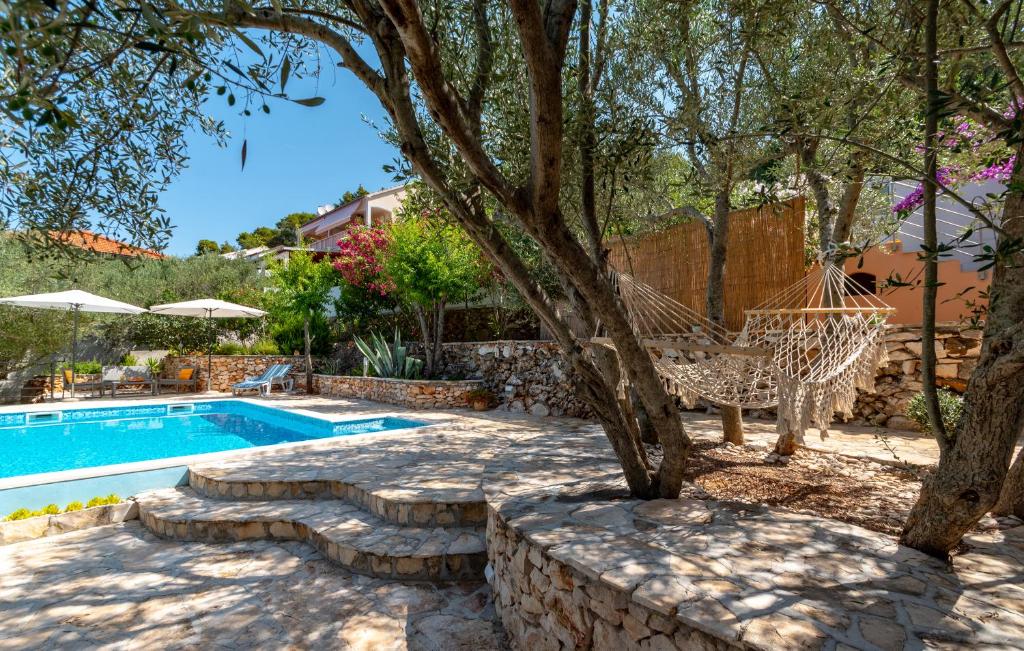 Bazén v ubytování Apartment Korina Vela Luka Gradina nebo v jeho okolí