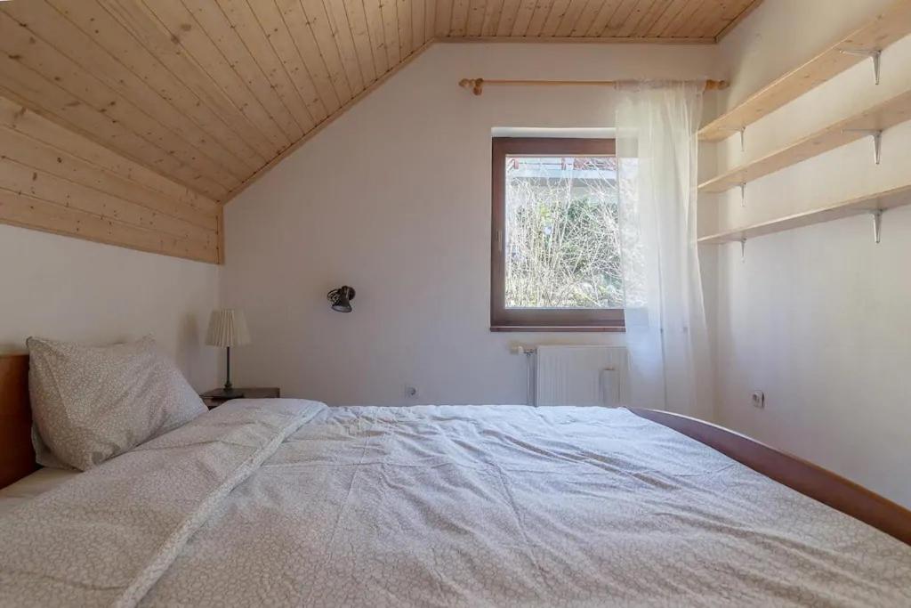 Postel nebo postele na pokoji v ubytování Chalet Mia - Family Cottage, Kranjska Gora