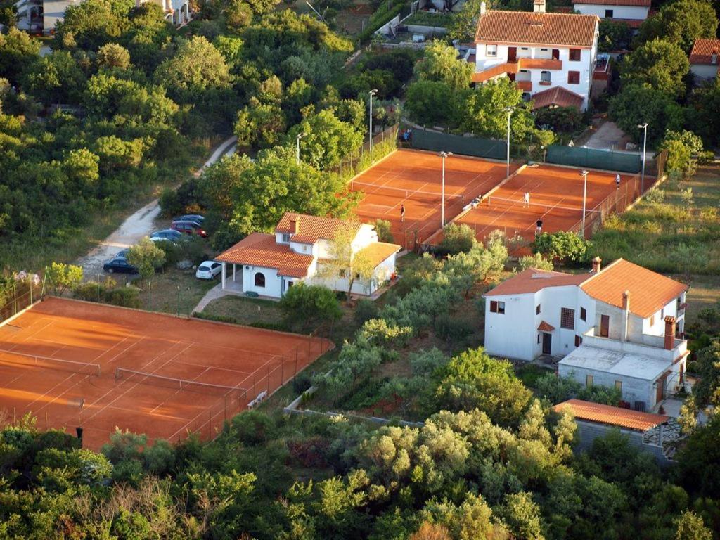 Tenis a/nebo squash v ubytování Haus Aurora nebo okolí
