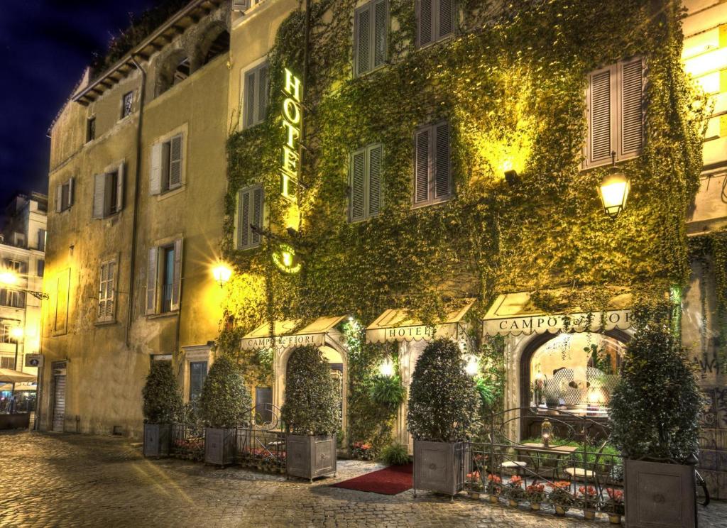 un edificio cubierto de hiedra por la noche en Boutique Hotel Campo de' Fiori, en Roma