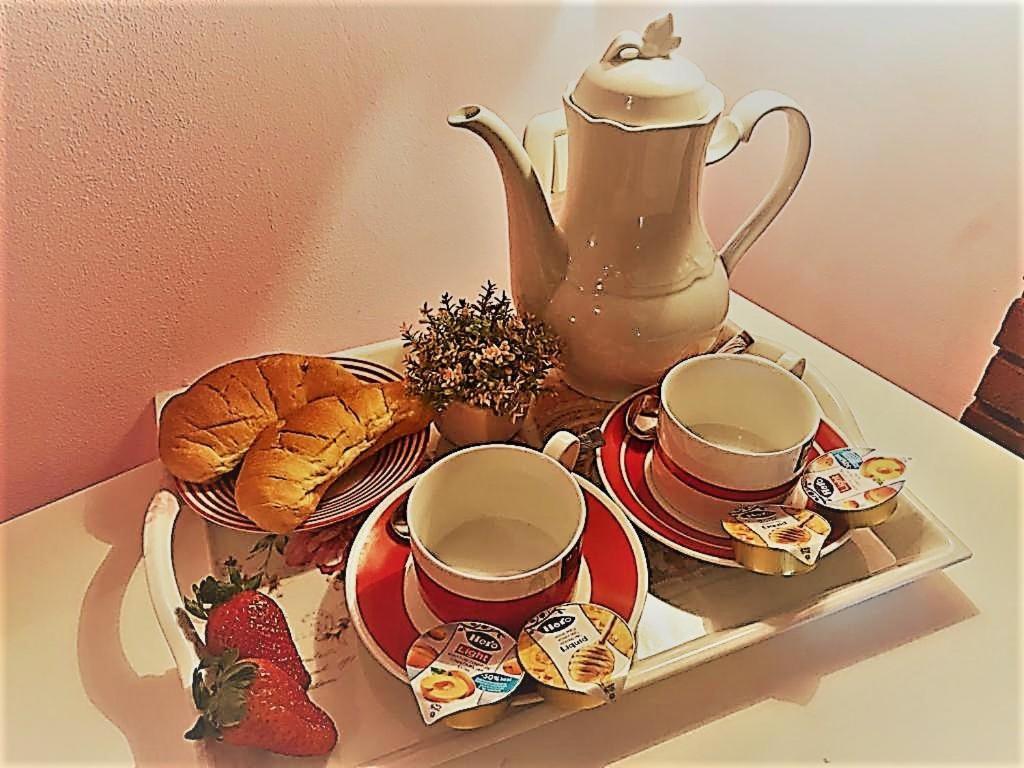 - un plateau/bouilloire avec du thé et des fraises dans l'établissement B&B Teodora, à Gaggi