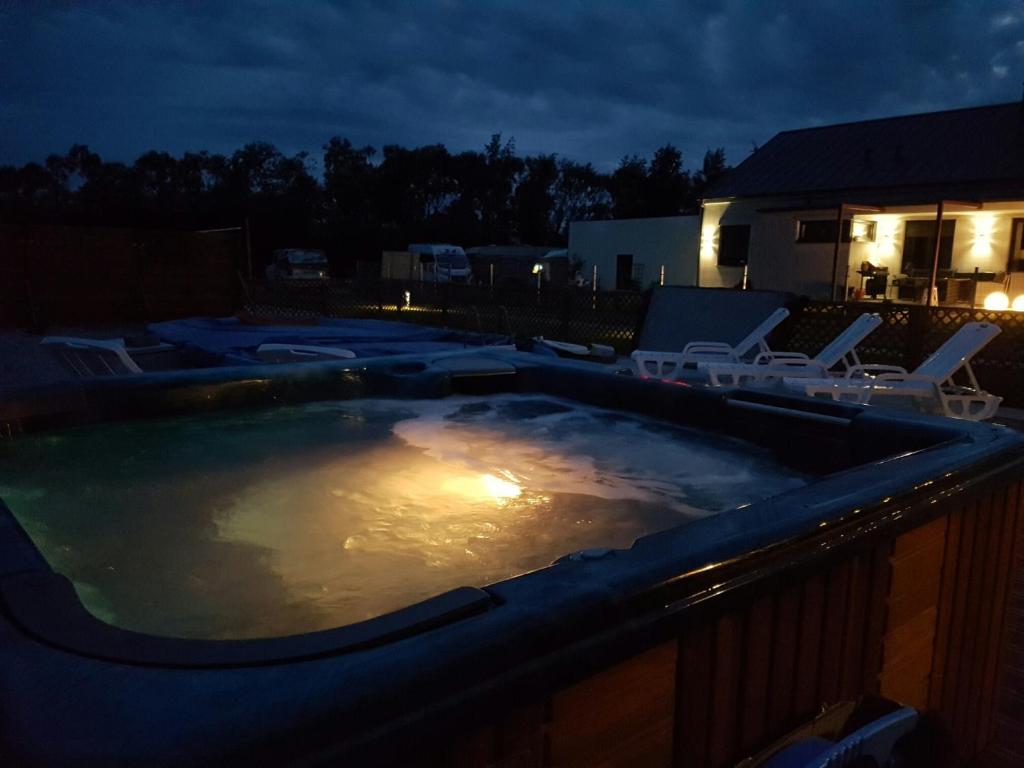 Bazén v ubytování Corden Village nebo v jeho okolí
