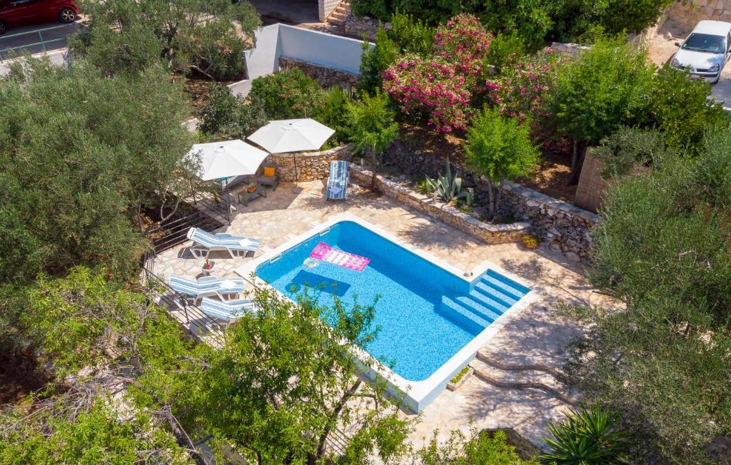 una vista aérea de una piscina en un patio en Apartment Korina Vela Luka Gradina en Vela Luka