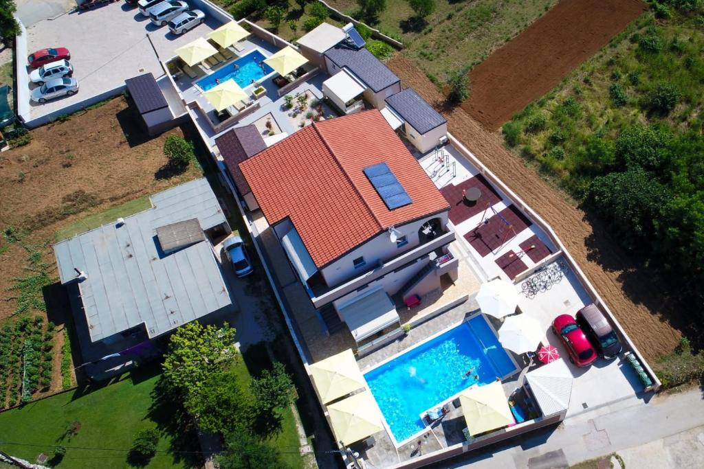 uma vista superior de uma casa com piscina em Apartments Julijana em Privlaka