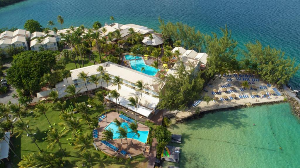 - une vue aérienne sur un complexe avec une piscine dans l'établissement Carayou Hotel & SPA - Pointe du Bout, à Les Trois-Îlets