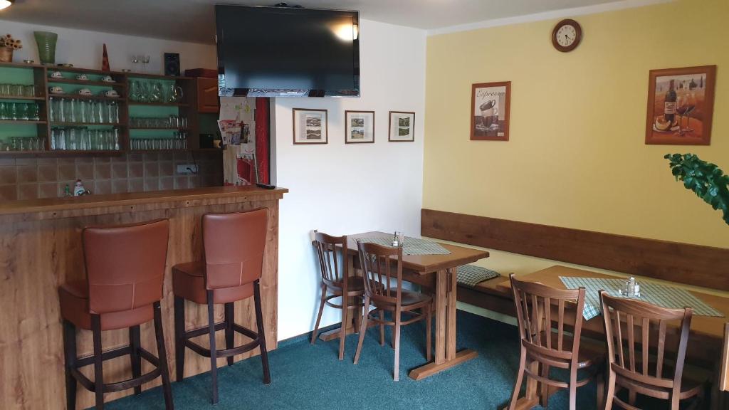 Lounge nebo bar v ubytování Pension Aspen Harrachov