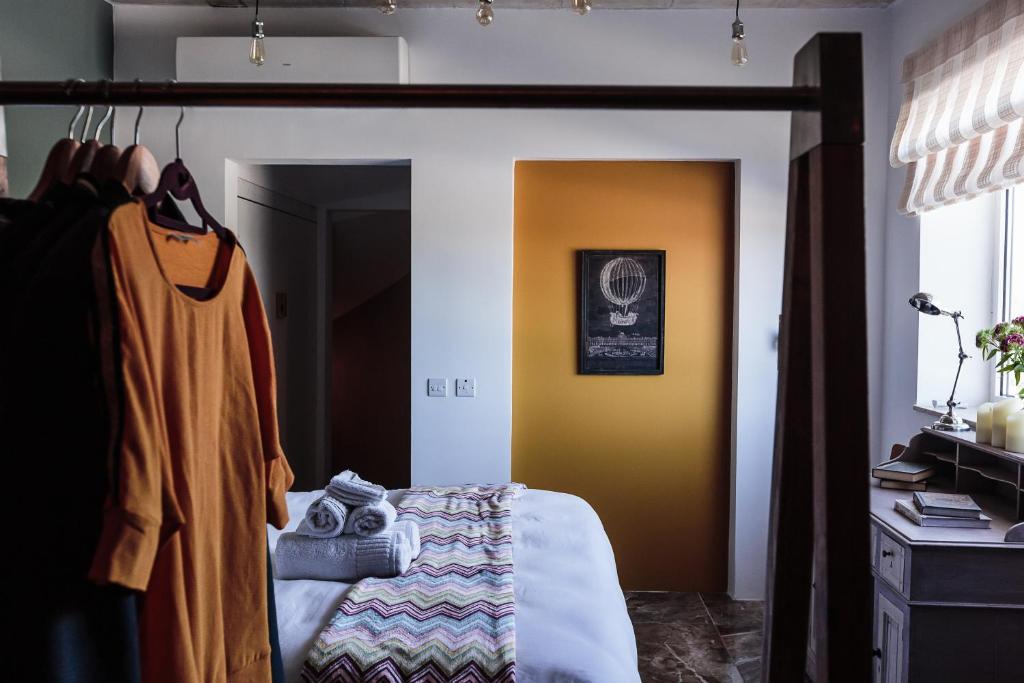 Postel nebo postele na pokoji v ubytování Talbot & Bons Studio Flat