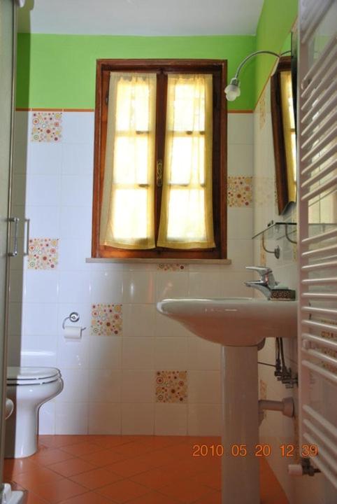A bathroom at B&B La vecchia quercia Home Restaurant