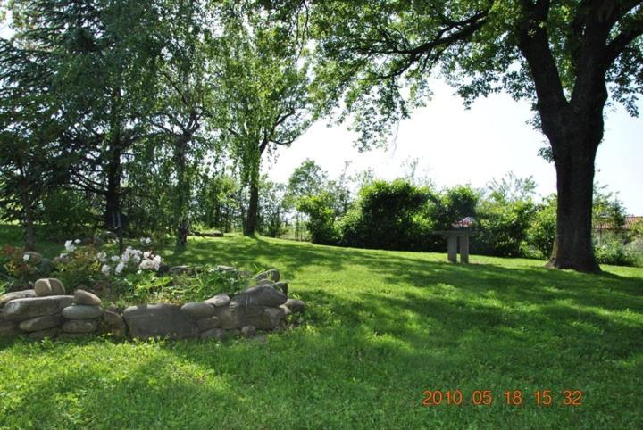A garden outside B&B La vecchia quercia Home Restaurant
