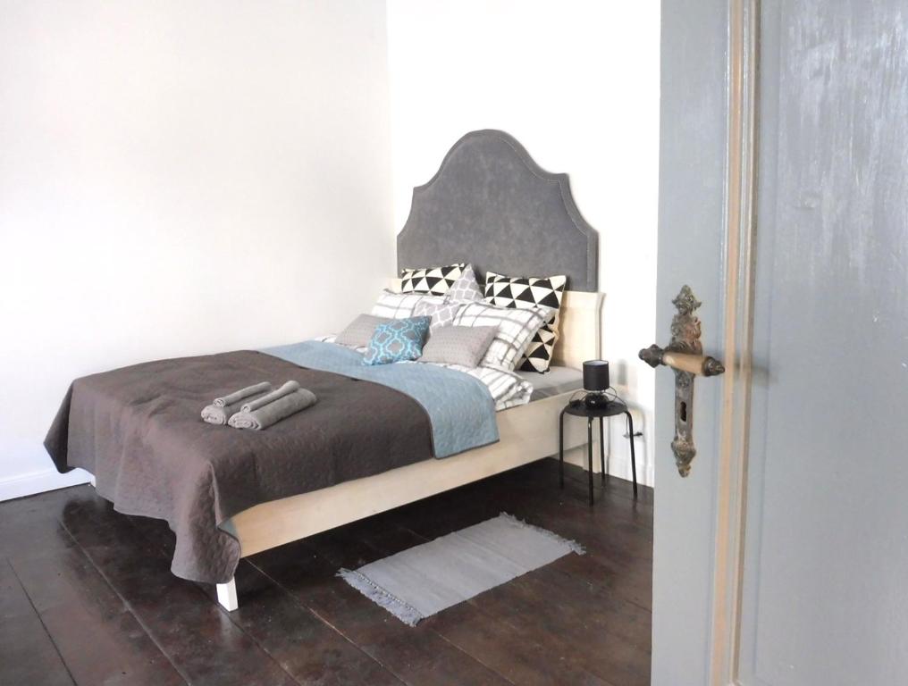 1 dormitorio con 1 cama con cabecero de madera en Apartament Pod Tężnią, en Głuchołazy